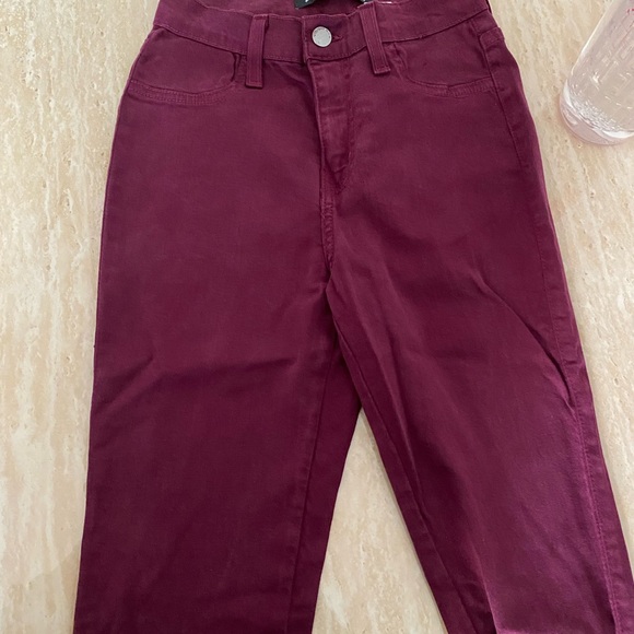 Distracted high rise - Red - Picture 3 of 5